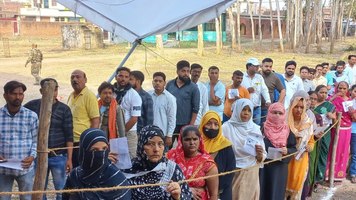 Lok Sabha Election: वोटर्स का जोश हाई, बदायूं और आंवला लोकसभा क्षेत्र में सुबह-सुबह निकले मतदाता, केंद्रों पर लगी कतारें