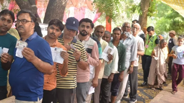 आगरा: कमला नगर स्थित एमएम शैरी कन्या विद्यालय में मतदान करने के लिए कतार में खड़े मतदाता। जागरण