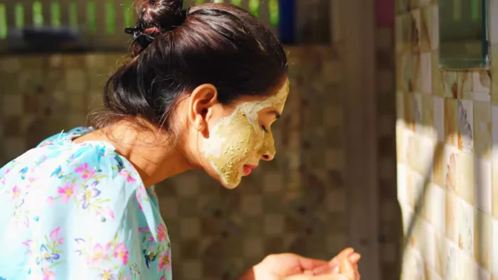 चेहरे के जिद्दी दाग-धब्बों से तंग आ चुके हैं? तो इन घरेलू नुस्खों का करें इस्तेमाल (Image Source: Freepik)