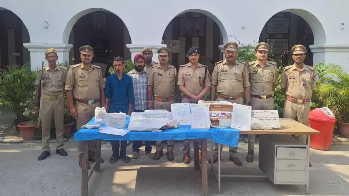 पकड़े गए जालसाजों के साथ सीओ व कोतवाली व थाने की पुलिस। जागरण