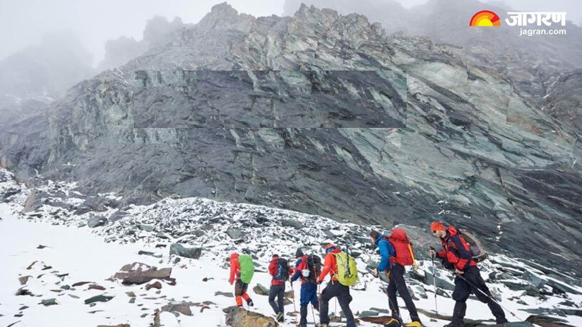 75 indians including 12 women climbers allowed to climb mount everest