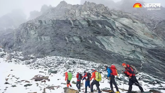 माउंट एवरेस्ट पर चढ़ने के लिए 12 महिला सहित 75 भारतीय पर्वतारोहियों को अनुमति मिली (सांकेतिक तस्वीर)