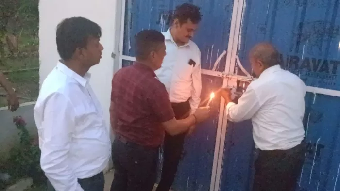 अमृत डेयरी सील कराते (सबसे बाएं) सहायक आयुक्त खाद्य डा. सुधीर कुमार सिंह, सौजन्य खाद्य सुरक्षा विभाग