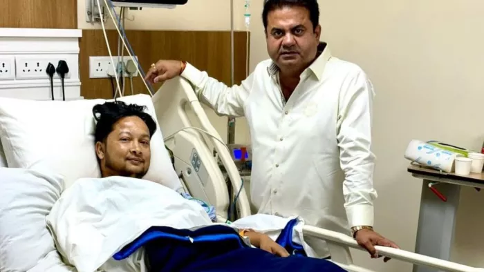 सिंगर पवनदीप का हाल जानने पहुंचे विधायक उमेश कुमार, फोटो अपने फेसबुक पेज पर साझा किया है। सौ. फेसबुक