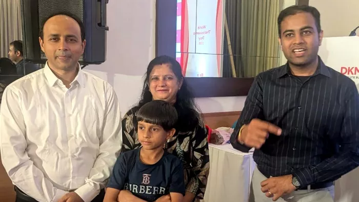 नई दिल्ली के एक होटल में 12 वर्षीय प्रथम अपने माता पिता के साथ । जागरण