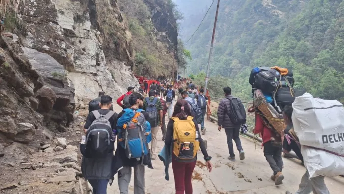 केदारनाथ धाम यात्रा के लिए जाते श्रद्धालु। जागरण