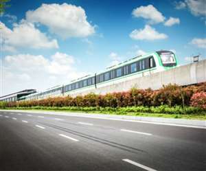 सड़क किनारे से क्लिक की गई मेट्रो की फोटो