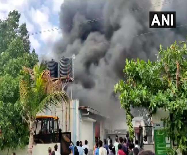 आग पर काबू पाने के लिए फायर ब्रिगेड की गाड़ियां मौके पर पहुंची