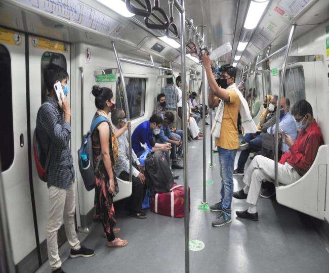 मेट्रो के हर कोच में लोग खड़े होकर सफर करते देखे गए।