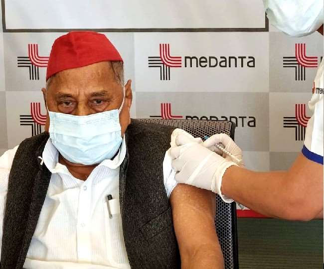 सपा के संस्थापक मुलायम सिंह यादव ने सोमवार को कोरोना के टीके की पहली डोज लखनऊ में लगवाई है।