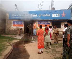 Ramgarh Jharkhand News अग्निशमन दस्ता आग पर काबू पाने का काम शुरू कर दिया है।