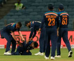 इंग्लैंड के खिलाफ मैच के दौरान चोटिल हुए श्रेयस अय्यर की तस्वीर- फोटो ट्विटर पेज