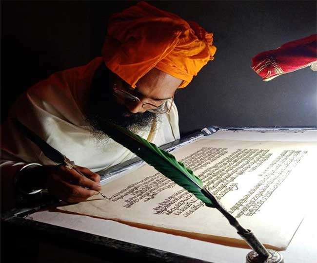 श्री गुरु ग्रंथ साहिब का लेखन करते मनकीरत सिंह। (मनकीरत सिंह द्वारा उपलब्ध कराया गया)