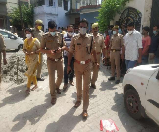 shahjahanpur news due to financial crisis drug dealer suicide with family dead bodies of his wife and two children including him found hanging in house