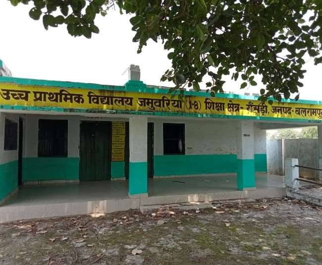 बिजली के तार स्कूल परिसर के ऊपर से निकला है जो काफ़ी नीचा है।