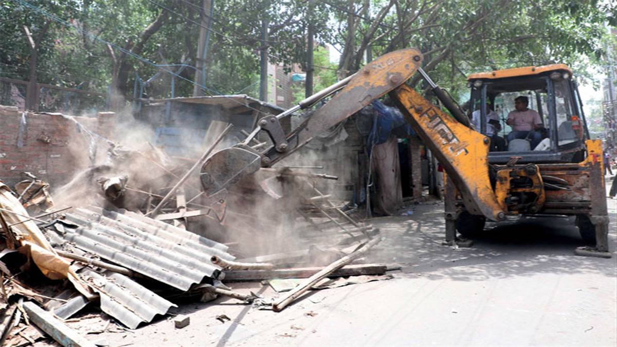 Bulldozer News: मंगोलपुरी में अतिक्रमण पर फिर चला निगम का बुलडोजर