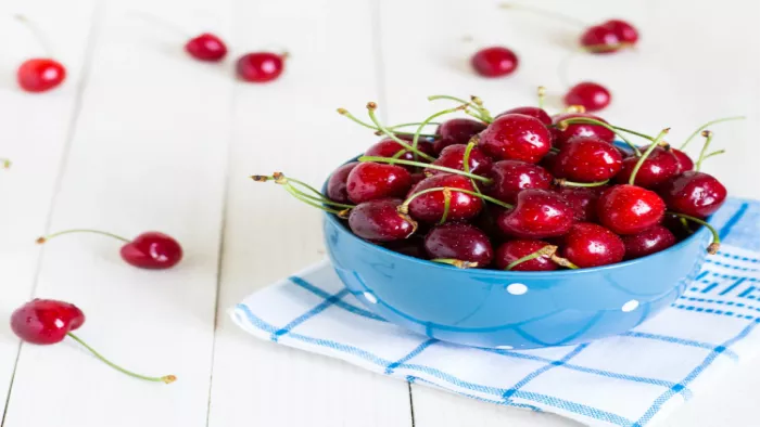 Cherries Benefits: वजन कम करने के साथ कब्ज की समस्या दूर करने में बेहद