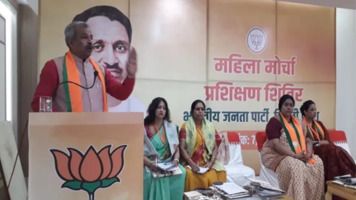 दिल्ली प्रदेश भाजपा महिला मोर्चा को संबोधित करते आदेश गुप्ता