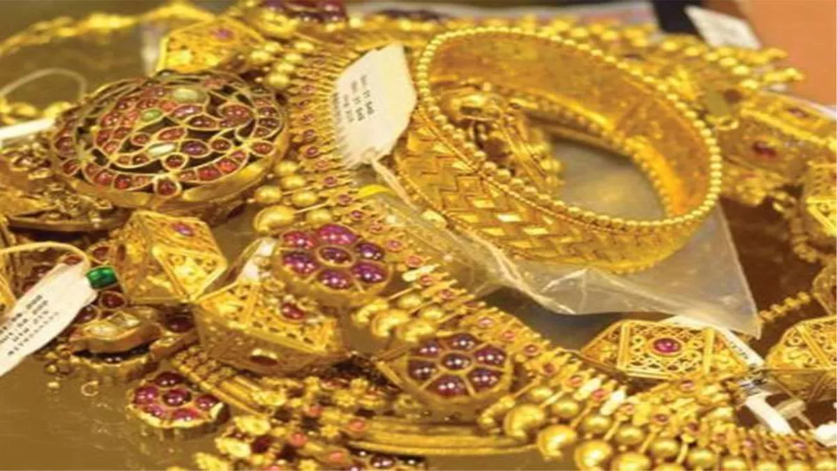Gold Price Today: सोना-चांदी के दाम में गिरावट, सोने का रेट हुआ काम, चांदी की कीमत बढ़ी 
