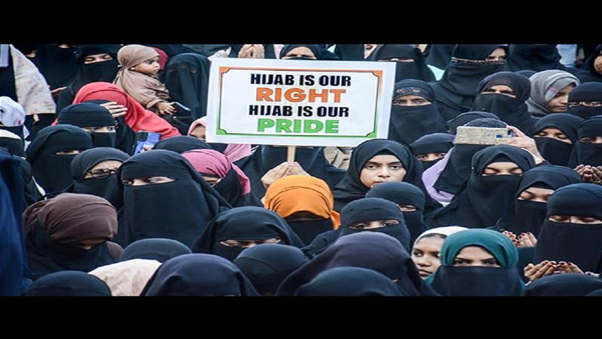 हिजाब पहनकर कक्षा में प्रवेश करने पर छात्राओं पर लगा बैन (फाइल फोटो)