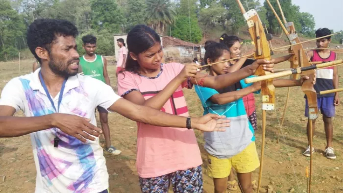 Jharkhand News: झारखंड के सिमडेगा जिले में तीरंदाजी का अभ्यास करतीं गोंड समाज की बच्चियां।