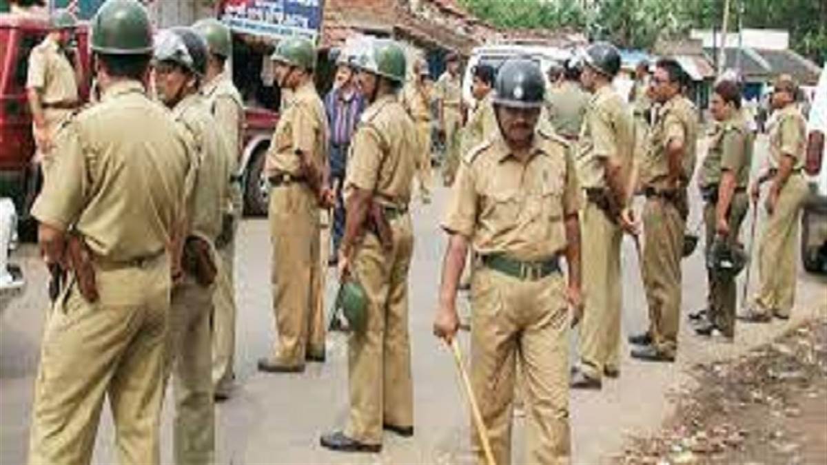 कर्नाटक में हाई अलर्ट पर पुलिस (फोटो- एएनआइ)