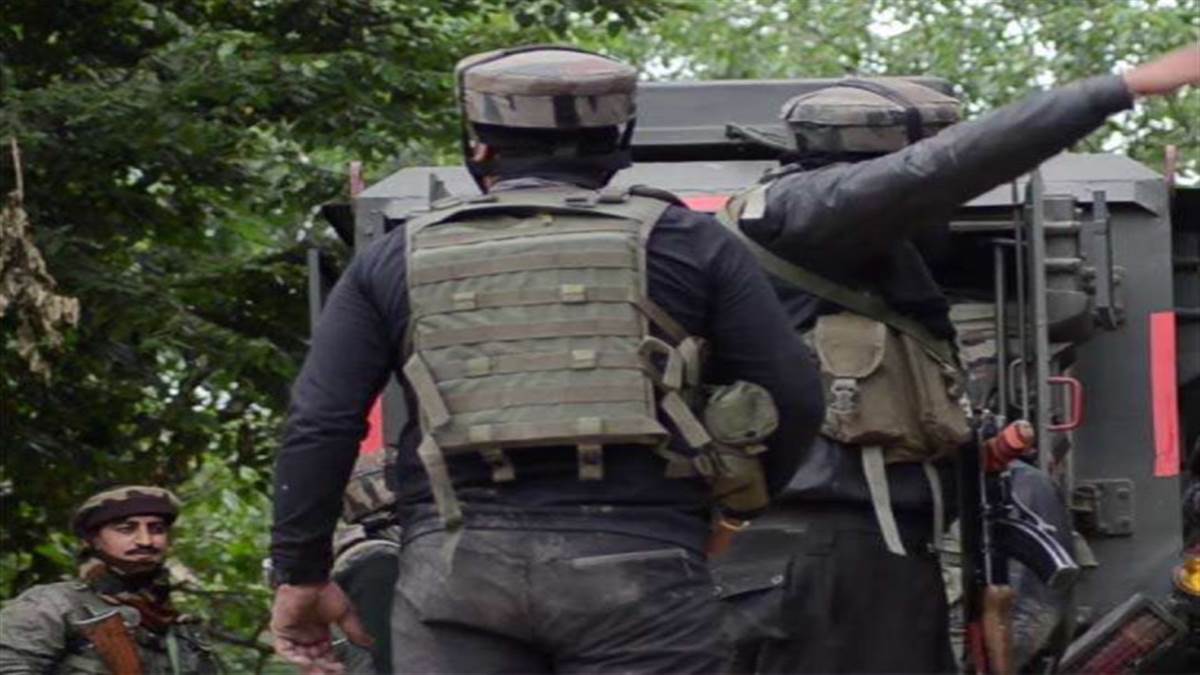Kulgam Encounter: दो के करीब आतंकियों को घेर लिया गया है। दोनों ओर से फायरिंग जारी है।