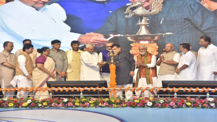 पटना और हाजीपुर के बीच स्थित महात्मा गांधी सेतु के उद्घाटन समारोह में मंत्रीगण। जागरण