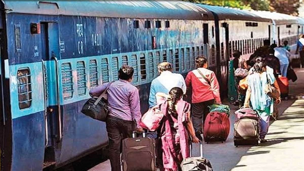 रेलवे ने ज्यादा समान पर अतिरिक्त चार्ज की खबर को अफवाह बताया (फाइल फोटो)