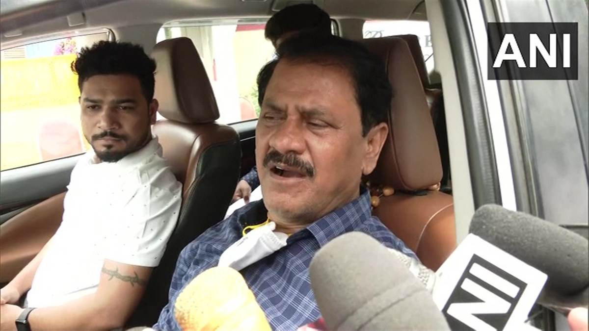 शिवसेना के विधायकों को कड़ी सुरक्षा के बीच बसों से ले जाया जा रहा है।