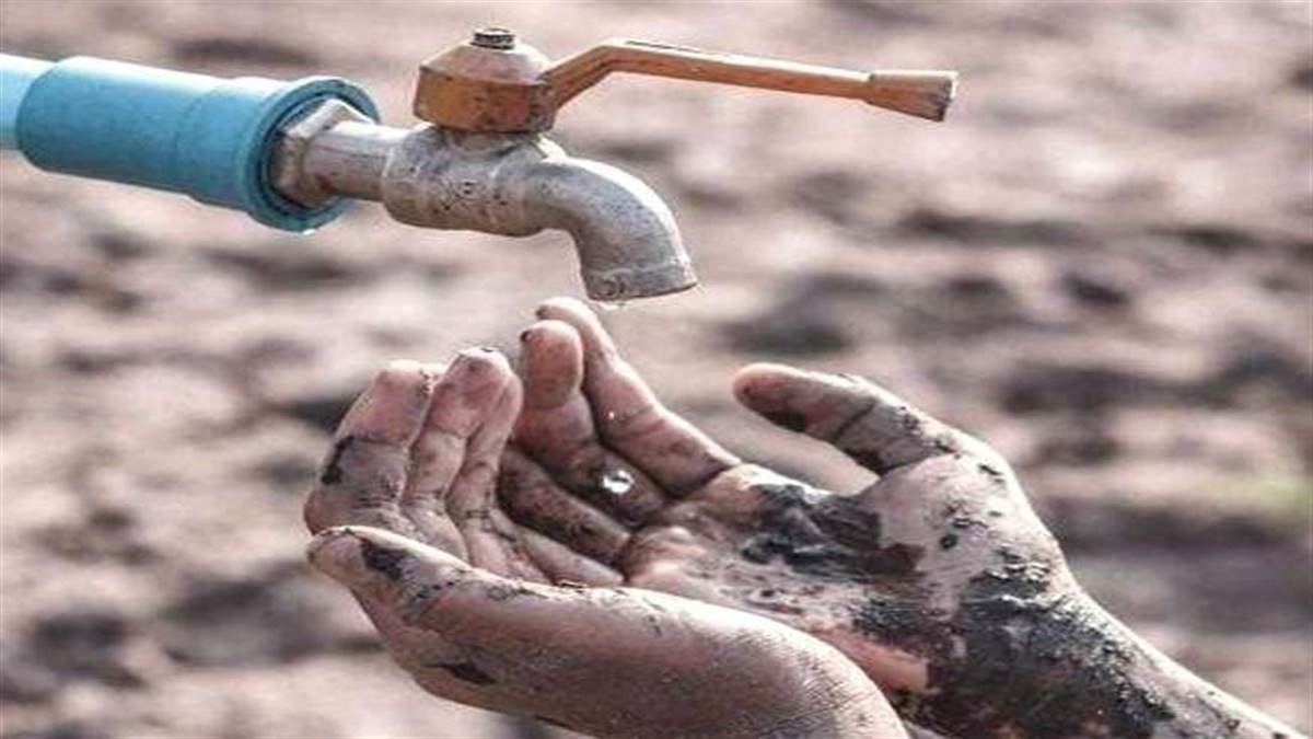 Delhi Water Crisis: इसके बाद जल स्तर घटकर 668 फीट से भी कम हो गया था।