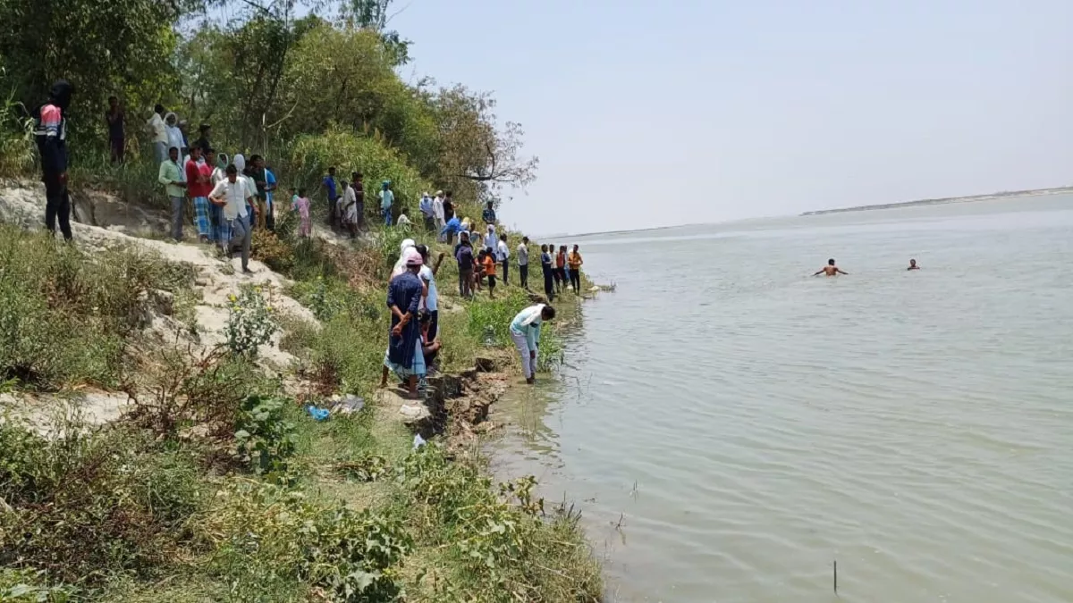 Ambedkar Nagar News: घाघरा नदी में सेल्फी लेने में पलटी नाव, 14 डूबे, 11 को बचाया, तीन बच्चियों की तलाश जारी