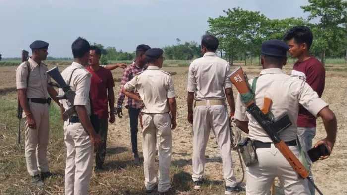बच्ची से सामूहिक दुष्कर्म के बाद घटनास्थल पर छानबीन करती पुलिस। जागरण