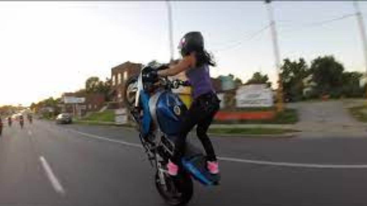 Dehradun रोड पर बाइक स्टंट कर रही थी युवती, सोशल मीडिया पर वीडियो हुआ