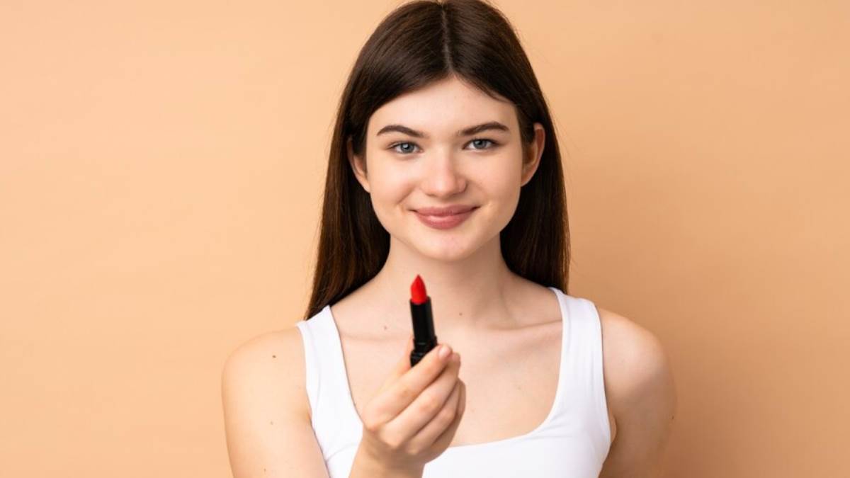 How to Remove Lipstick इन आसान तरीकों से छुड़ाएं मैट लिपस्टिक, होंठों को भी नहीं पहुंचेगा