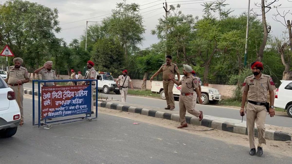 Bathinda News: बम धमाके की धमकी के बाद पुलिस ने जिले में बढ़ाई सुरक्षा, विभिन्न जगहों पर तैनात रही पुलिस टीमें