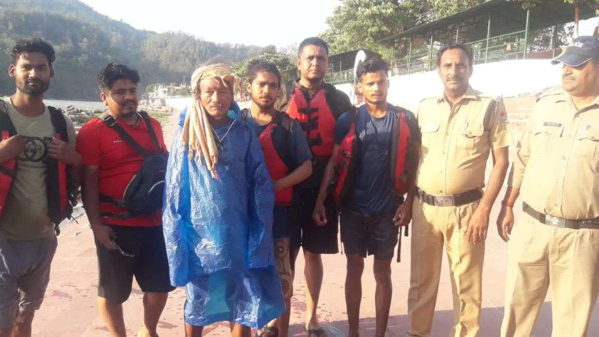 Rishikesh News: ऋषिकेश में गंगा नदी के बीच फंसा बुजुर्ग,  पत्थर पर गुजारी रात; सुबह जल पुलिस ने किया रेस्क्यू