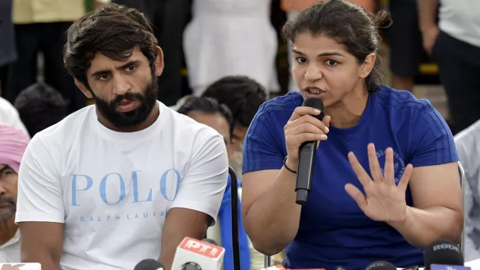 अनुराग ठाकुर के न्योते पर सरकार से बातचीत के लिए तैयार होंगे पहलवान?