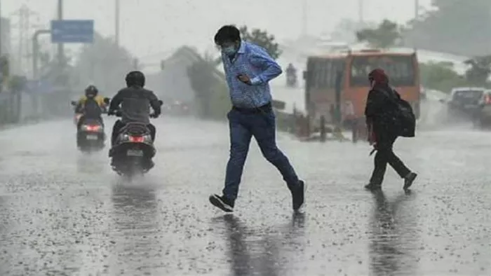 UP Weather Update: आगरा में आंधी और वर्षा से तापमान में गिरावट, अब चलेगी लू; पढ़ें लेटेस्ट अपडेट