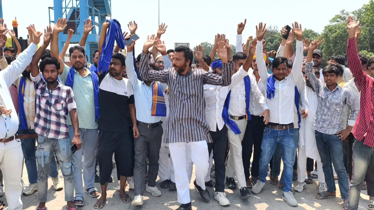 मुजफ्फरनगर टोल प्लाजा पर हंगामा, गाड़ियां फ्री करने पर पुलिस की भीम आर्मी और आसपा कार्यकर्ताओं से तीखी झड़प