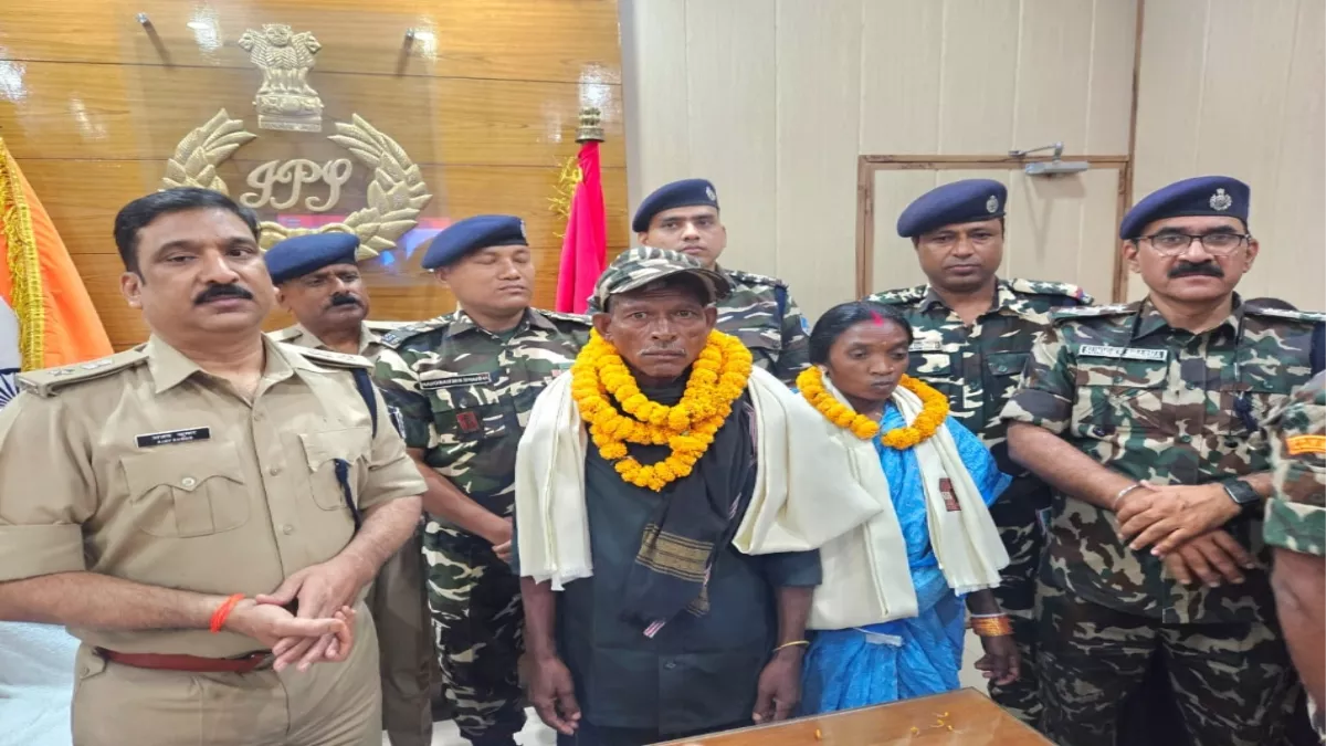 माओवादी रावण कोड़ा ने किया सरेंडर, 15 साल से फरार 3 लाख के इनामी के खिलाफ दर्ज हैं 26 केस
