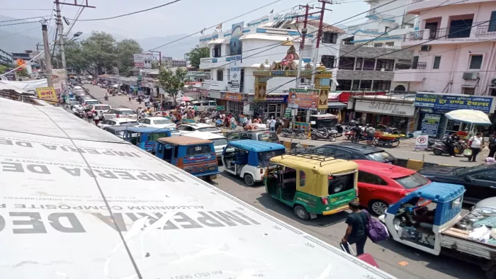 ऋषिकेश में त्रिवेणी घाट चौक के पास लगा जाम। जागरण