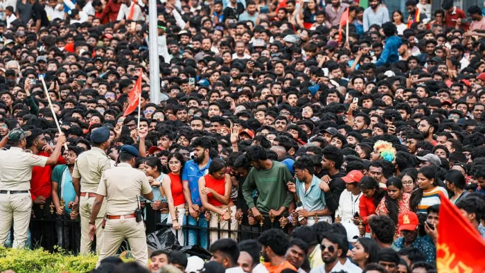 चार जून की शाम को चिन्नास्वामी स्टेडियम के सामने हुई थी भगदड़ (फोटो: पीटीआई)