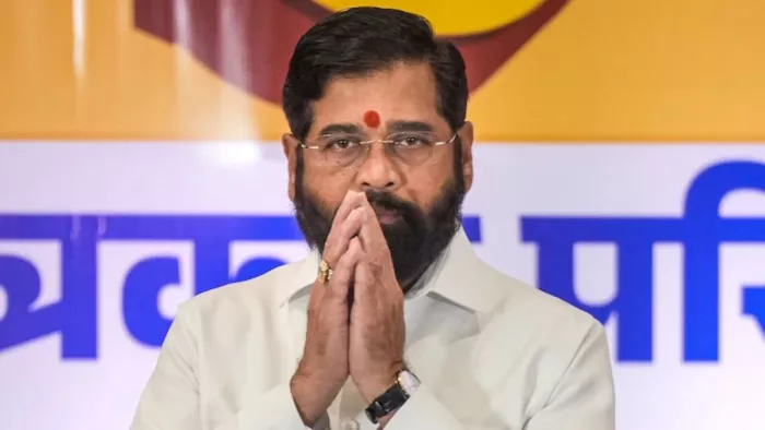 महिला और उसके पति को अपने चार्टर्ड विमान में मुंबई ले गए शिंदे (फोटो: पीटीआई)