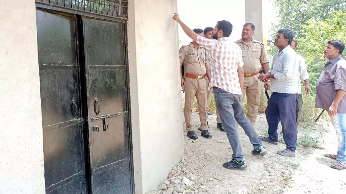 UP Crime: ट्रैक्टर एजेंसी का ताला तोड़कर 5.30 लाख नगद उड़ा ले गए चोर, सीसीटीवी में कैद हुए आरोपी