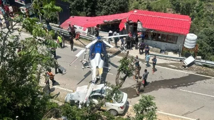 हेलीकॉप्टर की सड़क पर इमरजेंसी लैंडिंग। जागरण
