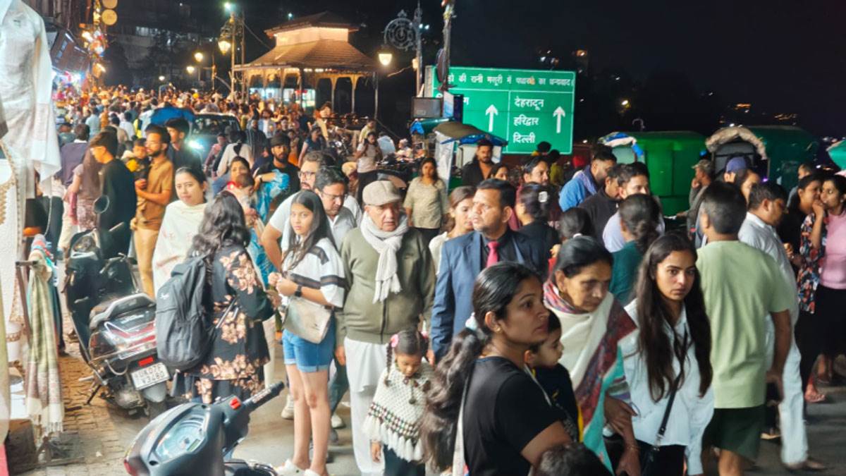 mussoorie tourist rush heavy traffic jam due to weekend getaway