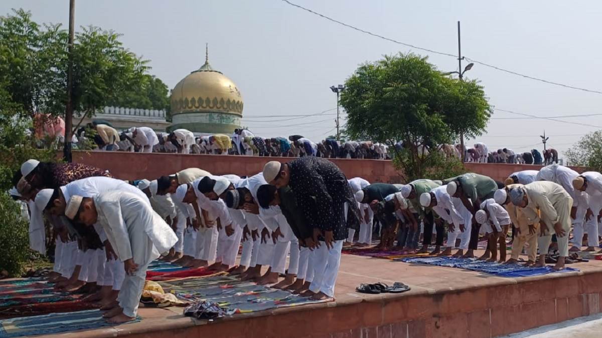 https://www.jagranimages.com/images/newimg/07062025/07_06_2025-namaj_in_lucknow_23957976.jpg