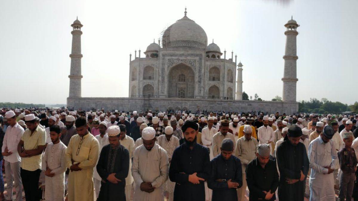 https://www.jagranimages.com/images/newimg/07062025/07_06_2025-tajmahal_namaz_23957854_104053549.jpg