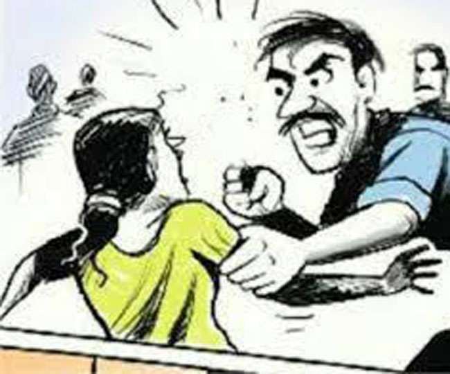 पड़ोसियों ने मामूली कहासुनी पर बेरहमी से पीटी युवती पड़ोसियों ने मामूली कहासुनी पर बेरहमी से पीटी युवती